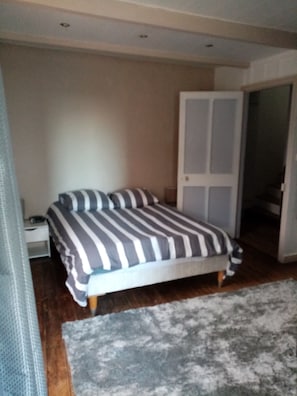 2 chambres, fer et planche Ă repasser, Wi-Fi gratuit, draps fournis