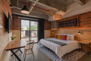 Junior Suite, Terrace | Bathroom | Shower, eco-friendly toiletries, soap, shampoo - Masaya Medellin (Medellín)