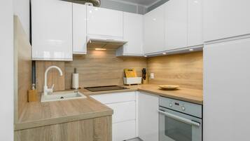 Dishwasher, cookware/dishes/utensils, freezer, dining tables