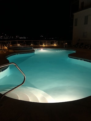 Piscina all'aperto, una piscina riscaldata