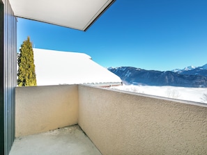 A balcony with a view of snow-capped mountains and a clear blue sky. - Residence La Duit - Vacanceole (La Léchère)