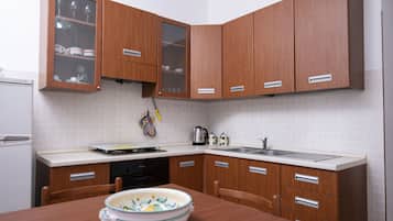 Rumah | Dapur pribadi | Lemari es besar, oven, peralatan masak/sendok-piring, dan lemari pembeku