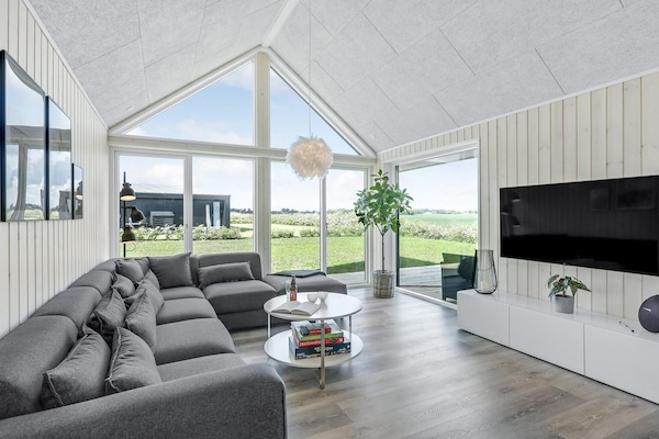 Télévision, baby-foot, table de tennis de table