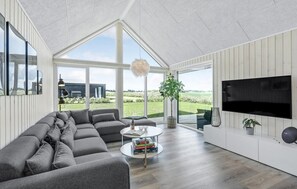 TV, foosball, table tennis - 4 bedroom nice home in Odder (Odder)