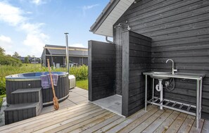 Outdoor spa tub - 4 bedroom nice home in Odder (Odder)