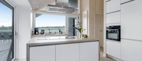 Kühlschrank, Ofen, Geschirrspüler, Wasserkocher mit Kaffee-/Teezubehör