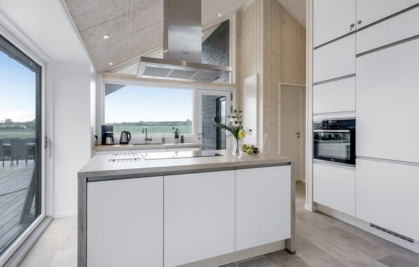 Fridge, oven, dishwasher, coffee/tea maker - 4 bedroom nice home in Odder (Odder)