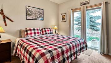 3 chambres, bureau, fer et planche Ă repasser, lit parapluie