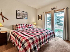 3 bedrooms, desk, iron/ironing board, travel crib