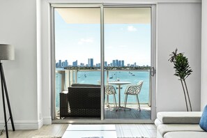 Apartamento superior, 2 camas de matrimonio, balcón, vistas a la bahía | Ropa de cama de alta calidad y decoración individual