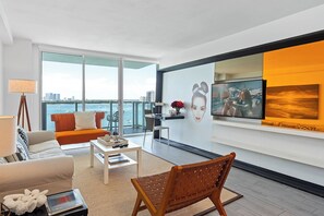 华丽开间套房, 1 张特大床, 阳台, 海湾景观 | 高档床上用品、特色装修、特色家居、熨斗/熨衣板