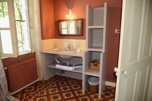 Regadera, secadora de cabello, toallas, jabón 