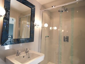 Bathtub, hair dryer, towels, soap - Stunning Sea View House & Gardens (Hastings)
