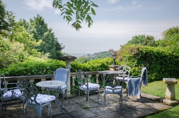 Outdoor dining - Stunning Sea View House & Gardens (Hastings)
