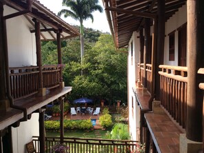 المنطقة المحيطة بالمنشأة