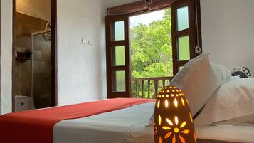 1 slaapkamer, een bureau, een strijkplank/strijkijzer, reisbedje