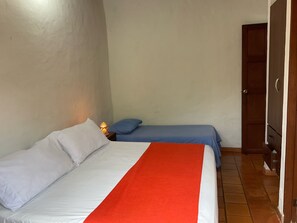 1 habitación, escritorio, tabla de planchar con plancha y cuna de viaje