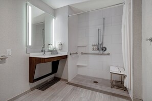 Suite, 1 très grand lit, douche accessible en fauteuil roulant (Roll-In Shower) | Salle de bain