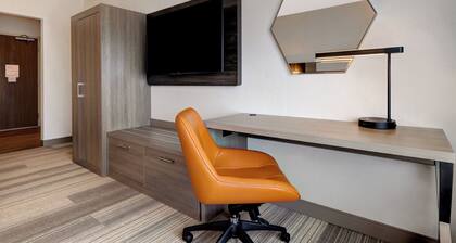Holiday Inn Express & Suites Glendale Downtown by IHG