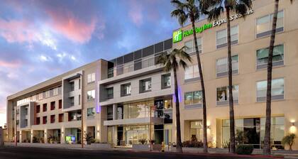 Holiday Inn Express & Suites Glendale Downtown by IHG