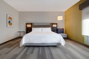 In-room safe, desk, laptop workspace, blackout drapes - Holiday Inn Express & Suites Glendale Downtown by IHG (Glendale)