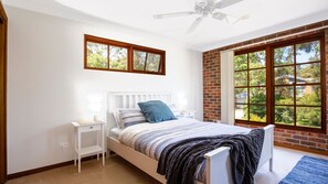 4 bedrooms, desk, iron/ironing board, travel cot - Eagles Point - Water Views & Spa - Pet Friendly (Callala Bay)