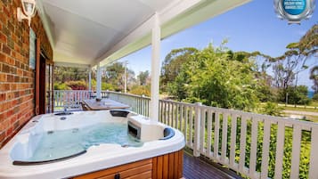 Bañera de hidromasaje al aire libre