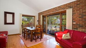 TV, fireplace, Netflix, books - Eagles Point - Water Views - Pet Friendly (Callala Bay)