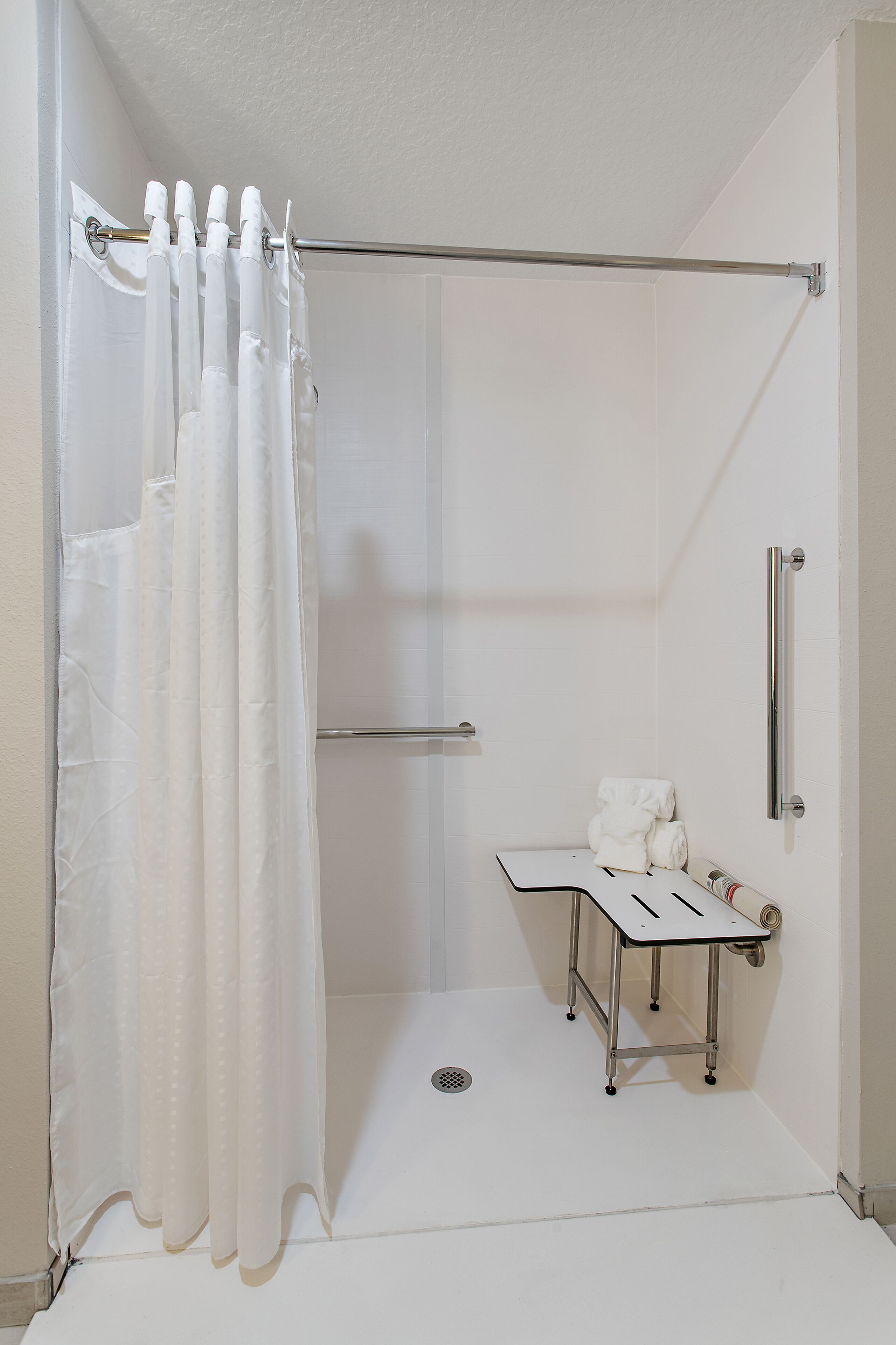 Un baño con ducha, inodoro y lavabo.