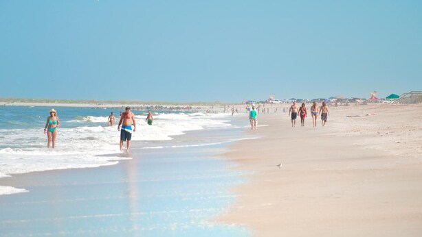 A beach with people walking along the shore. - Holiday Inn Express St. Augustine - Vilano Beach by IHG (St. Augustine)