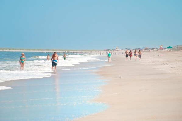 A beach with people walking along the shore. - Holiday Inn Express St. Augustine - Vilano Beach by IHG (St. Augustine)