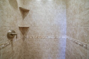 Duschwanne, Haartrockner, Handtücher, Toilettenpapier
