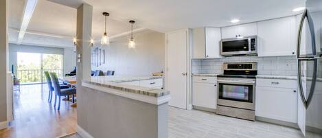 Geladeira, micro-ondas, fogão, lava-louças