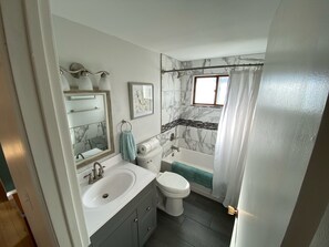 Badewanne, Haartrockner, Handtücher, Toilettenpapier