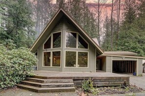 Exterior - Spacious Greenwater Crystal Mountain, Mount Rainier Adventure BaseCamp w/Hot tub (Enumclaw)