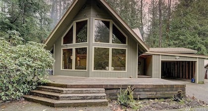 Spacious Greenwater Crystal Mountain, Mount Rainier Adventure BaseCamp w/Hot tub