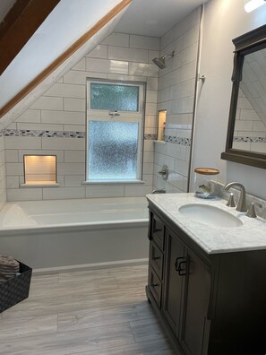Ensemble douche/baignoire, sèche-cheveux, serviettes fournies, savon