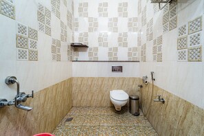 Shower, free toiletries, towels - Thaneegai Residency (Puducherry)