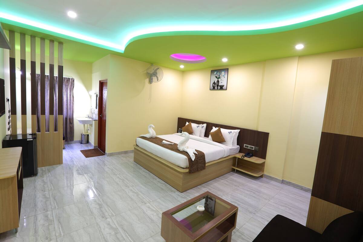 Deluxe Room | 1 bedroom, in-room safe, desk, laptop workspace