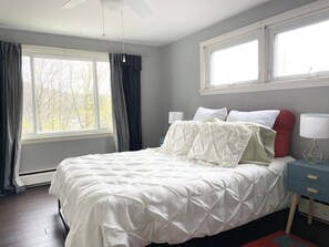 4 soverom, skrivebord, strykejern/-brett og reiseseng for barn