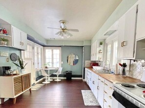 冷蔵庫、電子レンジ、オーブン、コンロ