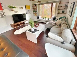 Una Smart TV, una chimenea