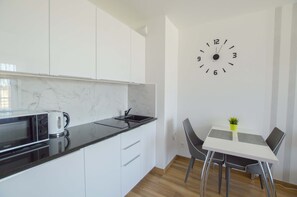 Réfrigérateur, micro-ondes, plaque de cuisson, lave-vaisselle