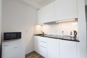 Kylskåp, mikrovågsugn, spishäll och diskmaskin