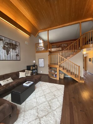 TV, fireplace, books, video library - Northern Michigan Retreat (Williamsburg)