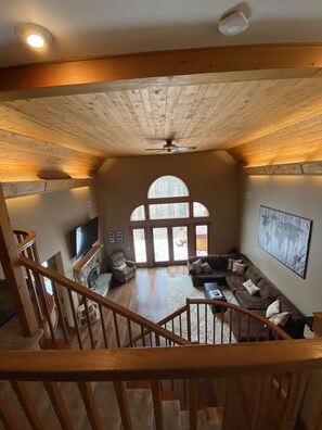 Fernseher, Kamin, Bücher, Videothek