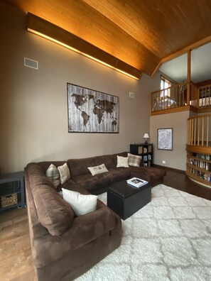 Fernseher, Kamin, Bücher, Videothek