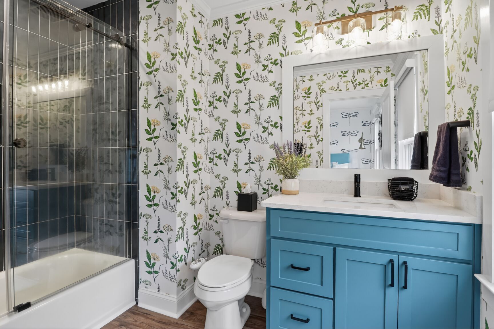 Ducha y bañera combinadas, secador de pelo y toallas