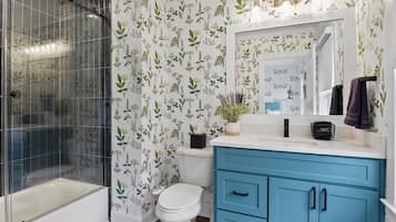 Ensemble douche/baignoire, sèche-cheveux, bidet, serviettes fournies
