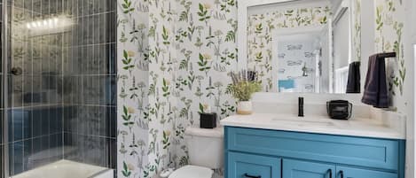 Combined shower/bathtub, hair dryer, bidet, towels